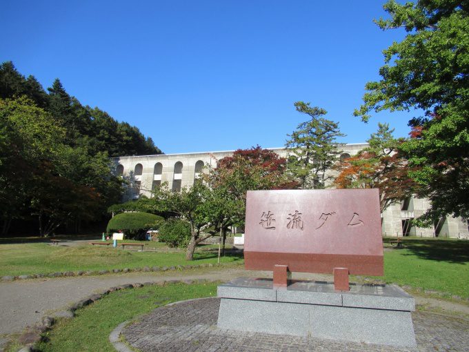 【紅葉情報】笹流ダム(赤川水源地)の前庭広場は、ほぼ見頃かも?